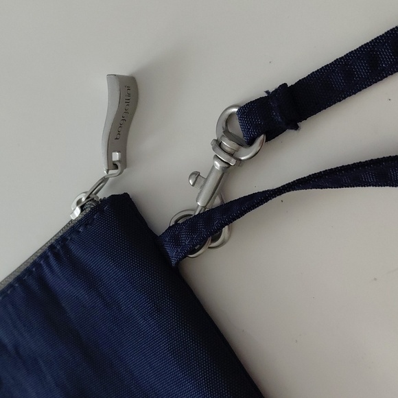 Baggallini Navy Wristlet - Picture 4 of 7